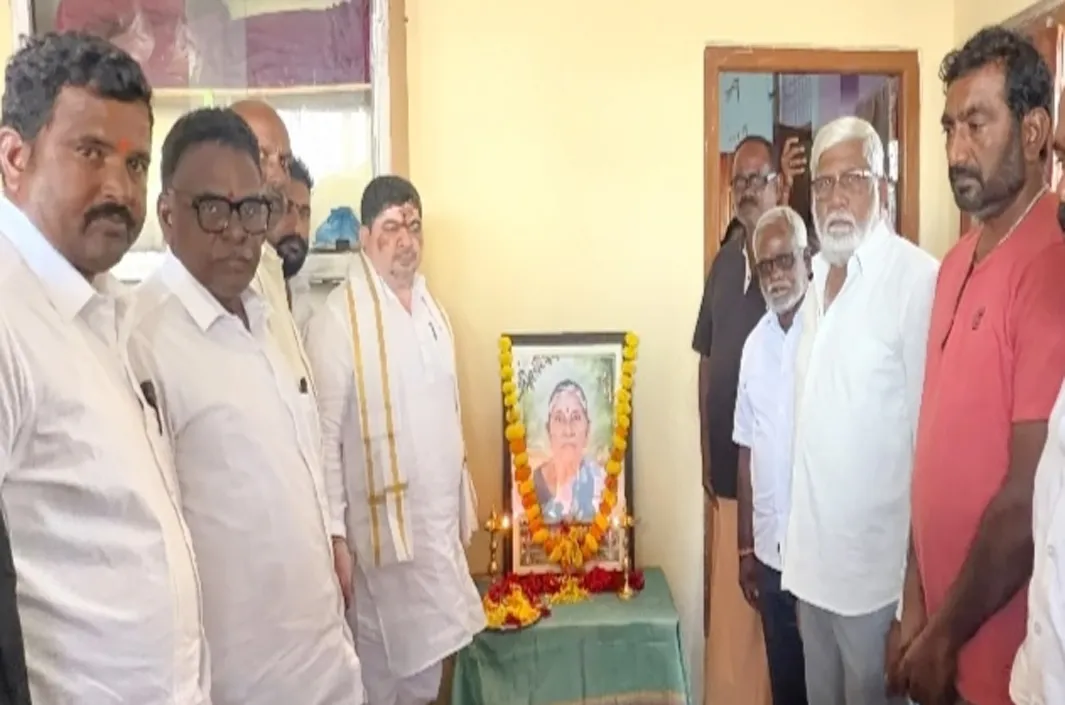 మృతుల కుటుంబాలకు మంత్రి పొన్నం పరామర్శ