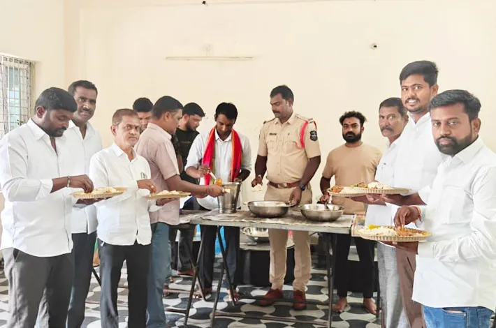 నాగిరెడ్డిపేట్ పోలీస్ స్టేషన్లో అన్నదాన కార్యక్రమం