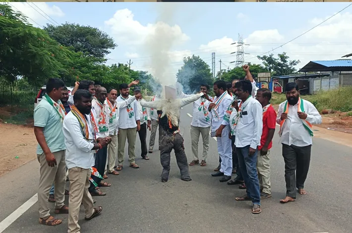 ఎమ్మెల్సీ తాత మధు దిష్టిబొమ్మ దహనం