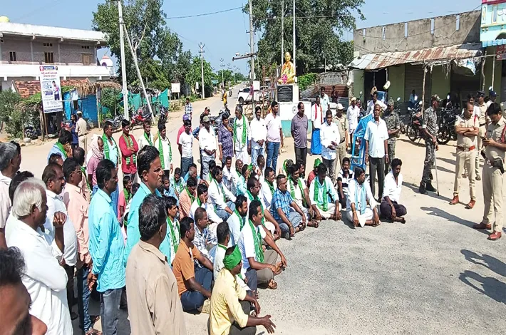 పొలాలు ఎండుతున్నాయ్.. కరెంట్ ఇవ్వండి.!