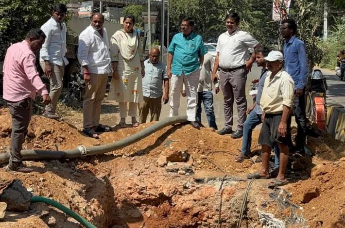 కలుషిత నీటి సమస్యపై జలమండలి ఈడీ క్షేత్రస్థాయి పరిశీలన