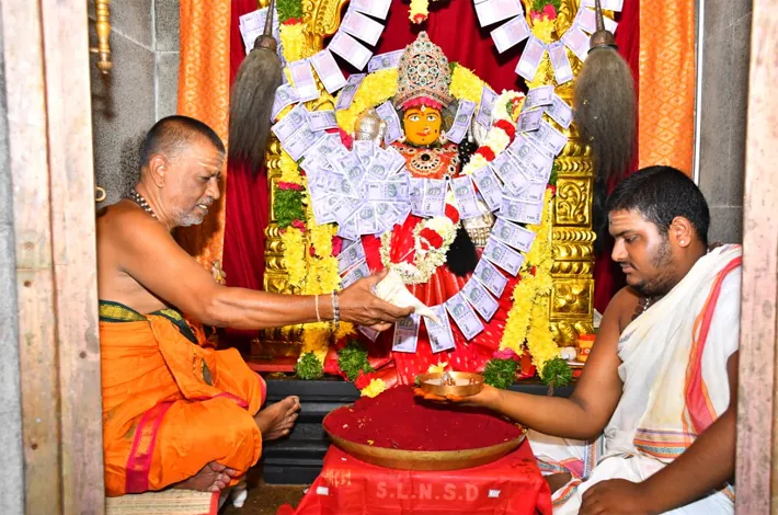మహాలక్ష్మీదేవి అలంకారంలో యాదాద్రి పర్వత వర్ధిని అమ్మవారు