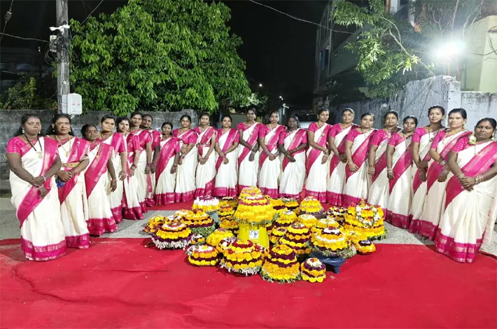 అంగరంగ వైభవంగా ఎంగిలి పూల బతుకమ్మ వేడుకలు