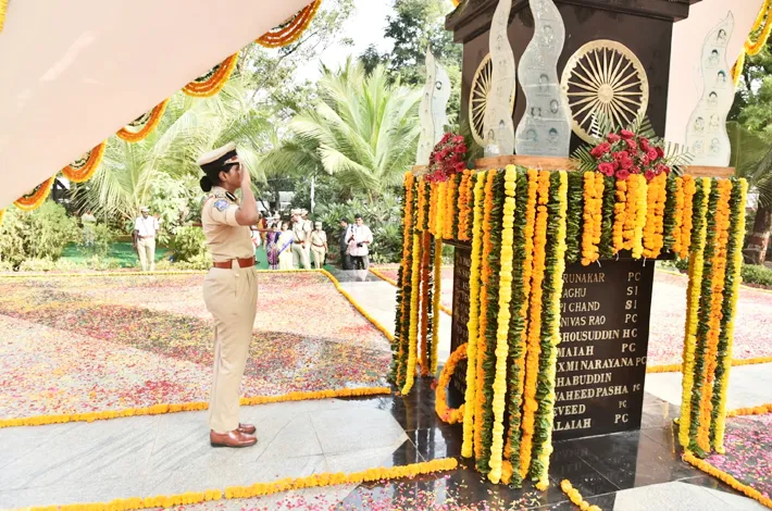 పోలీసు అమరులకు ఘన నివాళి