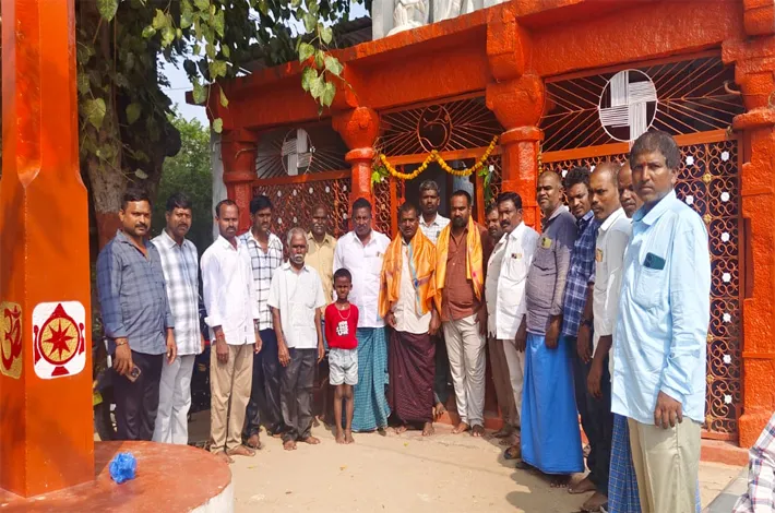 ఆలయ కమిటీ ఆధ్వర్యంలో సన్మానం