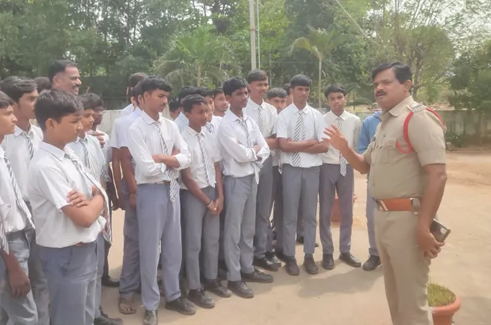 పోలీస్ స్టేషన్‌లో  ‘ఓపెన్ హౌస్’ 