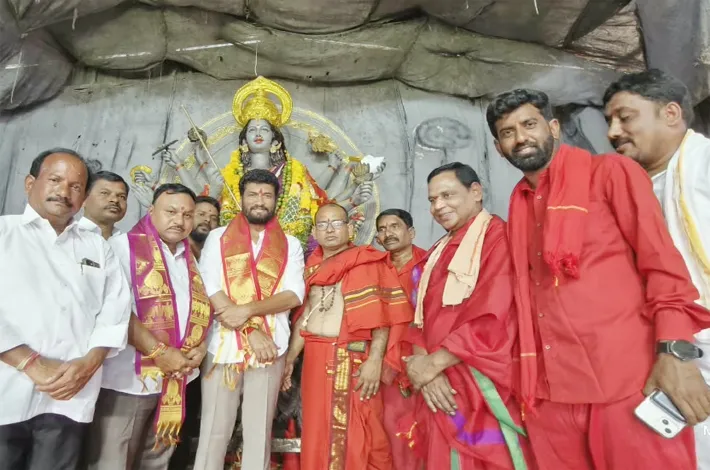 దుర్గామాత వద్ద ప్రత్యేక పూజలు చేసిన ఎమ్మెల్యే