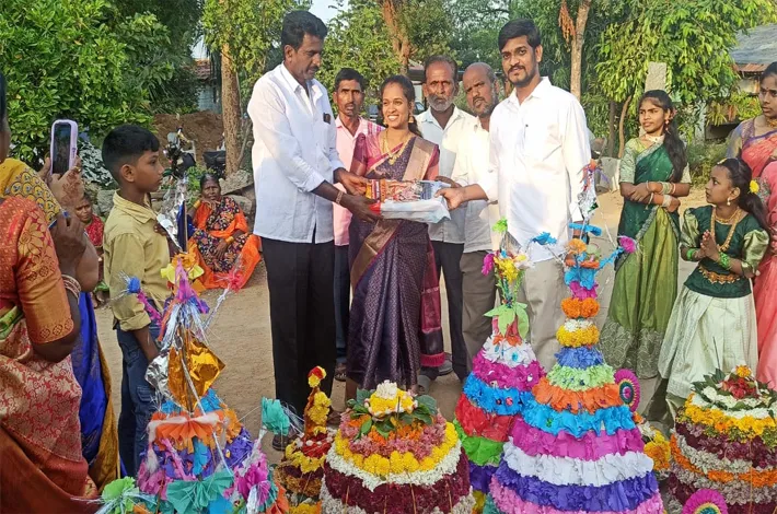 బతుకమ్మ చీరల పంపిణీ చేసిన బిఆర్ఎస్ నాయకులు