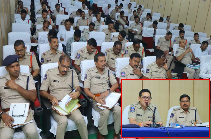 నేర సమీక్షా సమావేశంలో పోలీస్ కమిషనర్