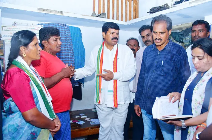 తుఫాను బాధితులకు ఎమ్మెల్యే పాయం పరామర్శ