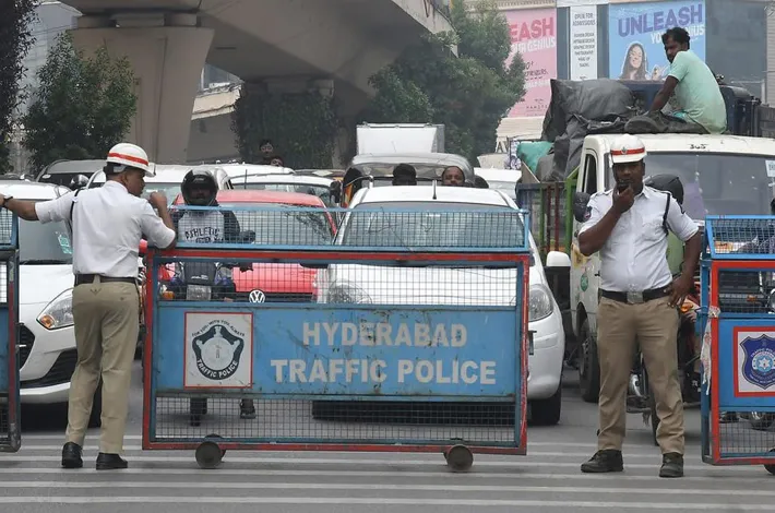 మైదానంలో టీ20 ఫైట్.. రోడ్లపై ట్రాఫిక్ కట్!