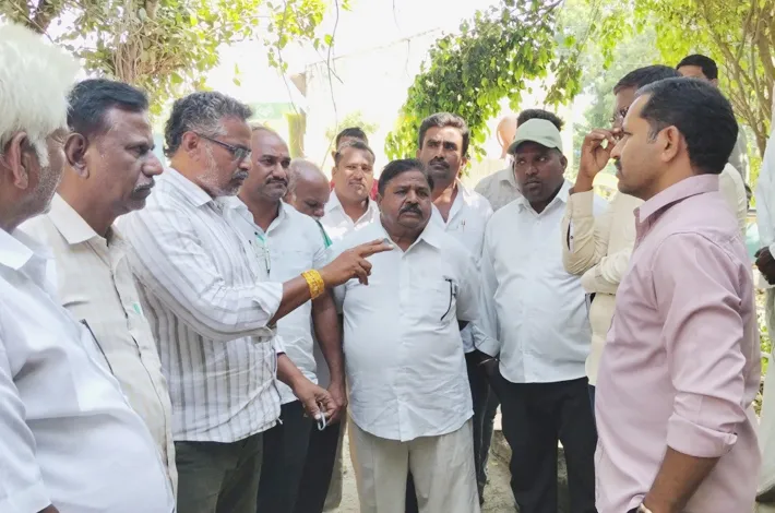 అధికారుల సమన్వయ లేమిపై ప్రజాప్రతినిధుల మండిపాటు