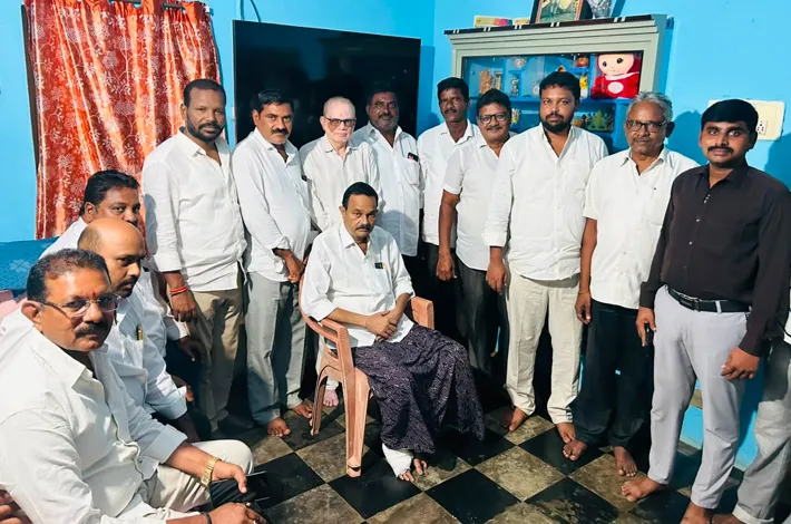 విలేకరిని పరామర్శించిన కాంగ్రెస్ నాయకులు