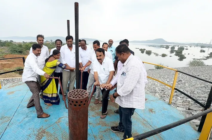 నార్లాపూర్ నుండి ఎల్లూరుకు నీటి విడుదల