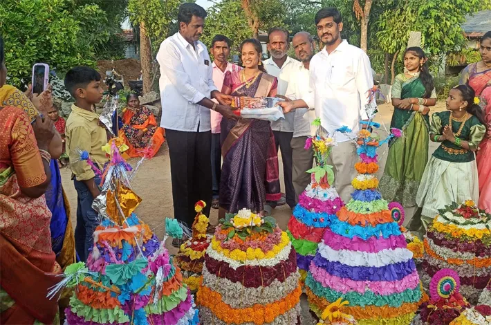 బతుకమ్మ చీరల పంపిణీ చేసిన బిఆర్ఎస్ నాయకులు