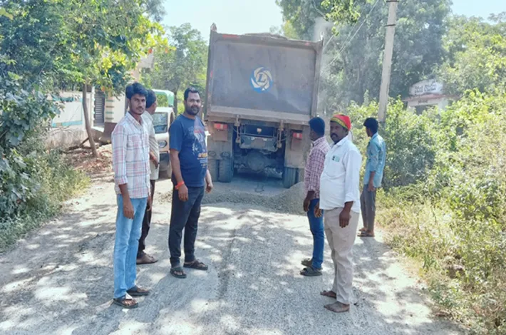 తాండూర్ గ్రామ ప్రధాన రహదారిపై గుంతల పూడిచివేత