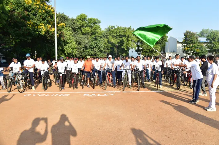 కరీంనగరంలో ఖాకీల సైకిల్ ర్యాలీ