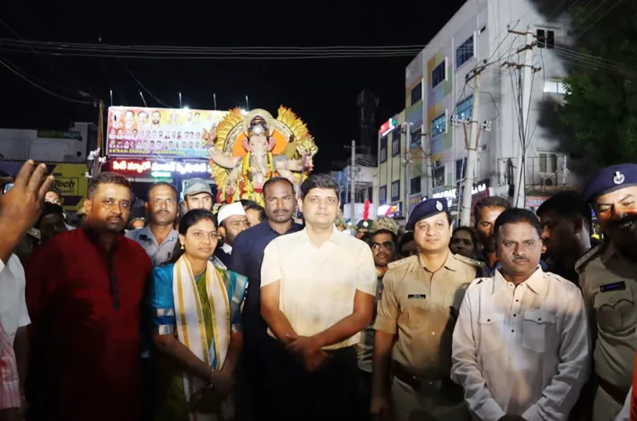 కామారెడ్డిలో నిమజ్జన శోభాయాత్ర ప్రారంభించిన కలెక్టర్, ఎస్పీ