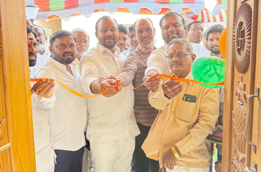 ఇందిరమ్మ ఇండ్లను ప్రారంభించిన డిసిసి అధ్యక్షులు