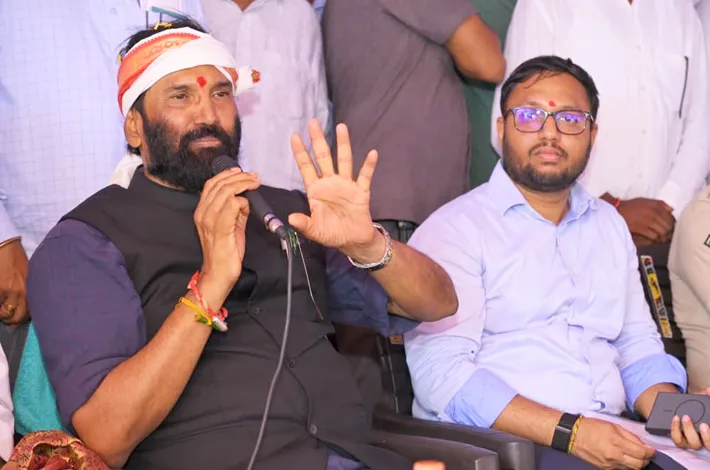 రైతు కన్నీటిలో ఓట్లు వెతకడం నీచ రాజకీయం