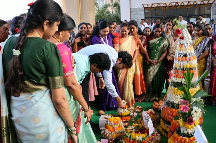 బతుకమ్మ ఆడిన జిల్లా కలెక్టర్