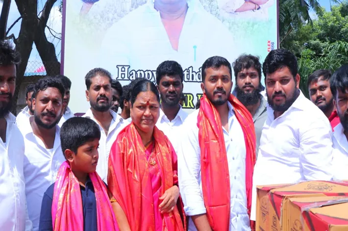 గిగ్ వర్కర్లకు హెల్మెట్ల పంపిణీ