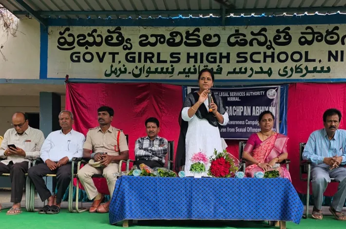 విద్యార్థినిలు అప్రమత్తంగా ఉండాలి