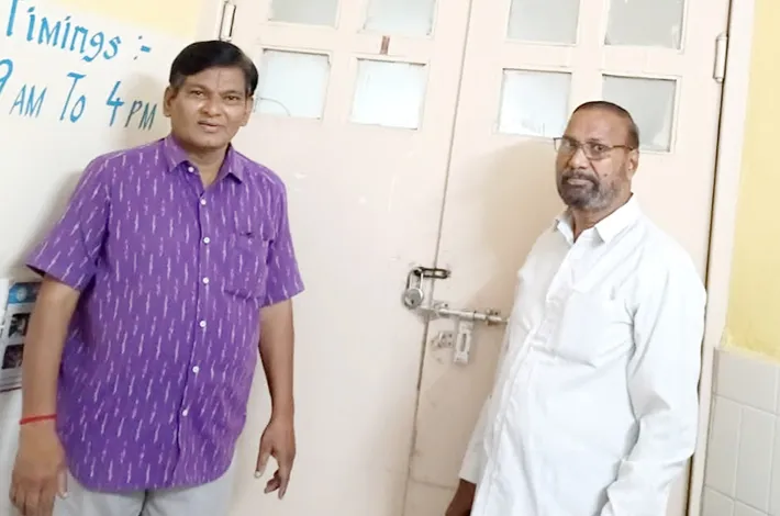 జాతీయ ఆయుర్వేద దినోత్సవం రోజే తాళం వేసి ఉన్న ఆయుర్వేద వైద్యశాల
