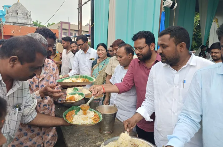 వైభవంగా శ్రీ సమర్థసాయి గణేష్ అన్నదానం