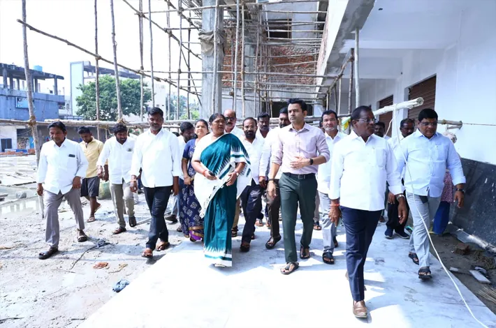 మోడల్ బస్టాండ్ పనులు వేగవంతం చేయాలి: సీతక్క
