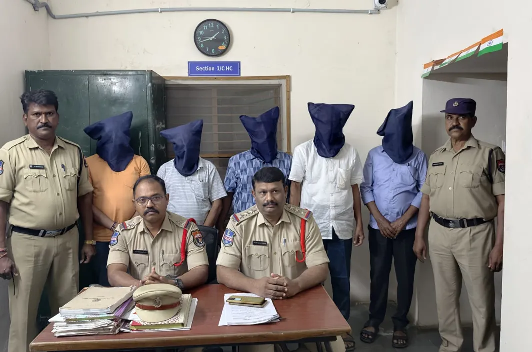డిపాజిట్ల పేరుతో దగా.. రూ.28 కోట్లు స్వాహా!