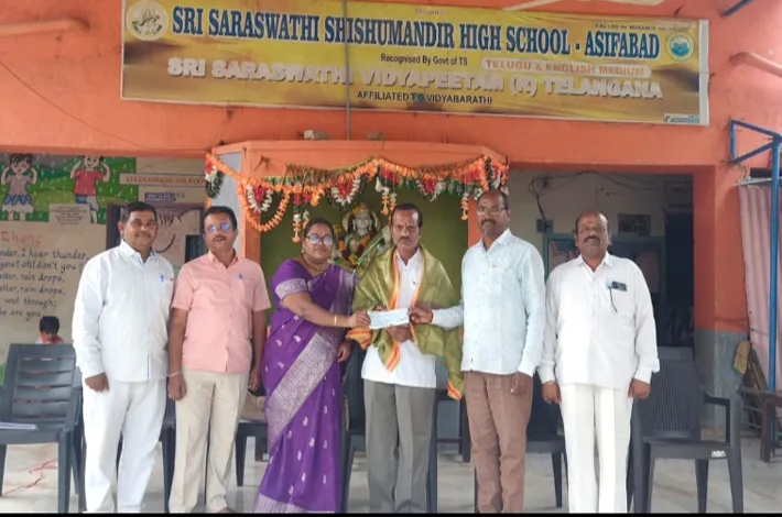 రిటైర్డ్ ఉపాధ్యాయుడికి  గ్రాట్యుటీ చెక్కు అందజేత