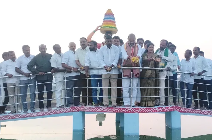 బతుకమ్మ తెప్పలను ప్రారంభించిన ప్రభుత్వ విప్ ఆది శ్రీనివాస్