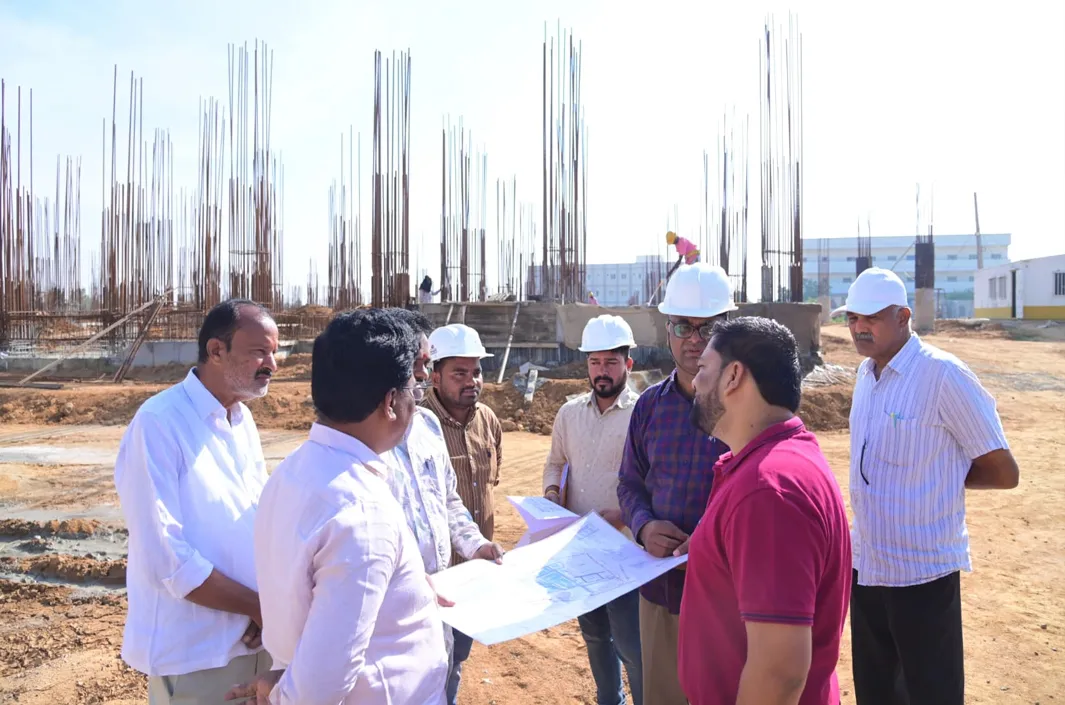నిర్ణీత గడువులోగా ఆసుపత్రి పనులను పూర్తి చేయాలి