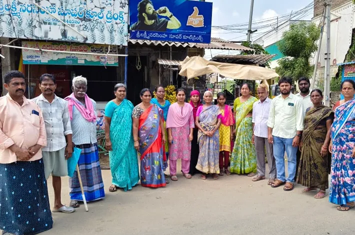 రోడ్డు విస్తరణ పనులలో చిరు వ్యాపారులకు జీవనోపాధి కల్పించాలి