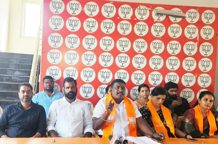 వేతనాల చెల్లింపులో అవకతవకలు