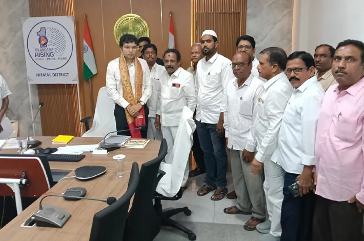 కలెక్టర్ ను కలిసిన రెడ్ క్రాస్ కమిటీ సభ్యులు 
