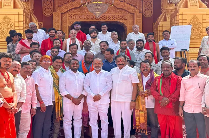 దుర్గాదేవి మండపాల్లో కేంద్ర మంత్రి బండి పూజలు