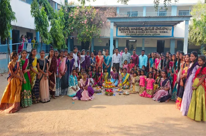 ప్రభుత్వ పాఠశాలలో బతుకమ్మ 
