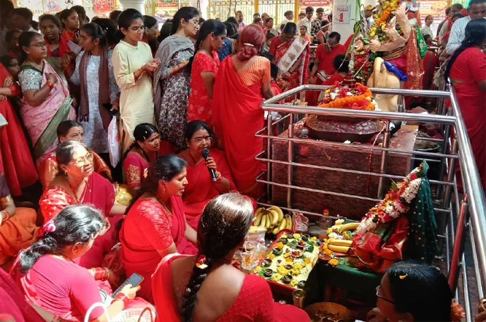 దుర్గామాత ఆలయంలో భక్తుల పూజలు 