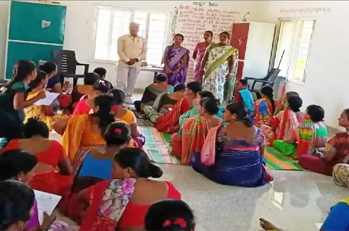 ఏరాజ్పల్లి మహిళా సంఘం సభ్యులకు అక్షరమాల పరీక్ష