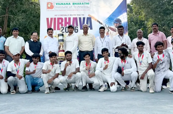 విద్యార్థులు చదువుతో పాటు క్రీడల పట్ల శ్రద్ధ చూపాలి 