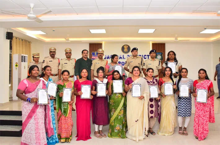 ట్రాన్స్‌జెండర్లకు  ప్రశంస పత్రాలు