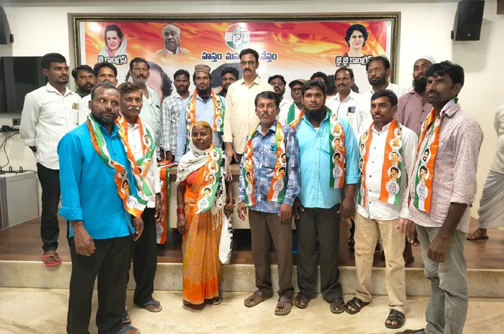 రాజకీయ సందడి.. కాంగ్రెస్‌లోకి 15 కుటుంబాల చేరిక!