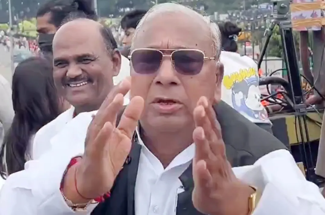 గణేష్ వేడుకల్లో హనుమంతన్న సందడి (వీడియో వైరల్)