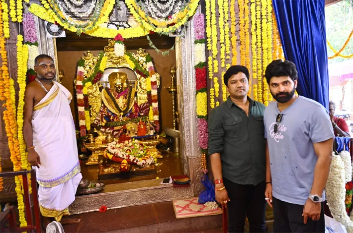 జోగులాంబ అమ్మవారి సన్నిధిలో సినీ హీరో శ్రీ విష్ణు