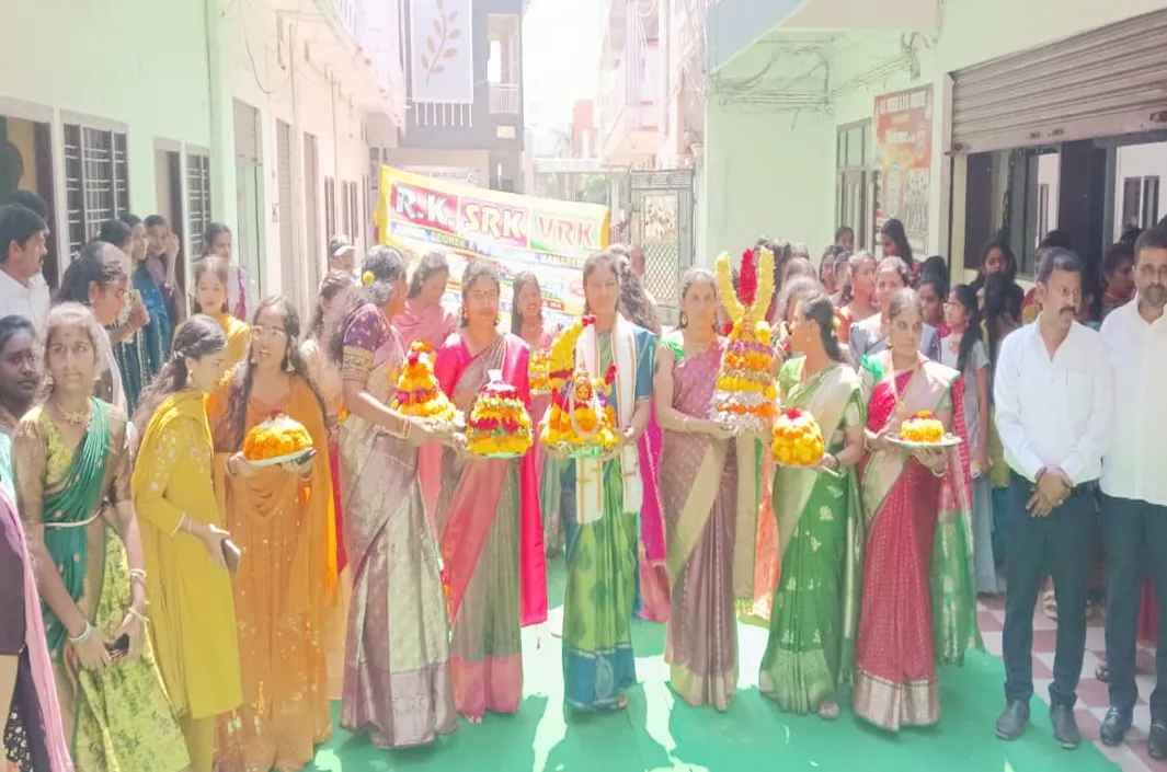 ఆర్కే విద్యాసంస్థల్లో ఘనంగా బతుకమ్మ సంబరాలు
