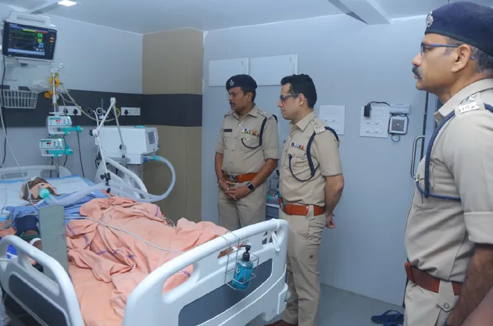 ఎస్సై , డ్రైవర్‌ను పరామర్శించిన పోలీస్ కమిషనర్
