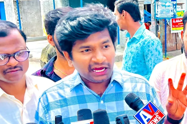 అంబేద్కర్ కల్పిత నాయకుడు పుస్తక విడుదలను తక్షణమే నిలిపివేయాలి