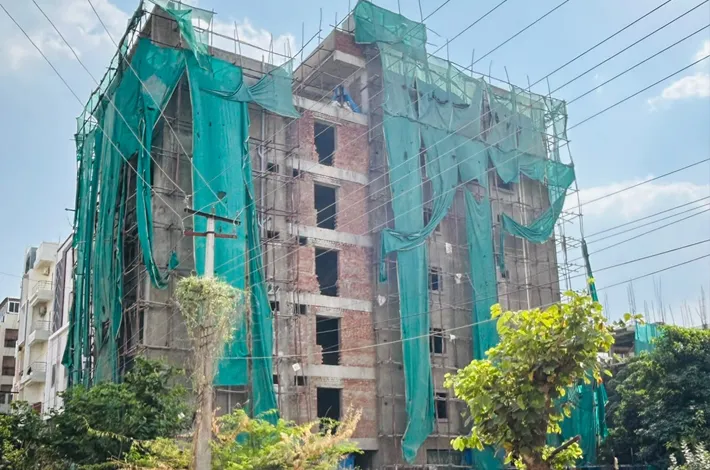 అనుమతులు గోరంత.. నిర్మాణాలు కొండంత!